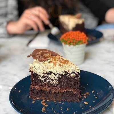 Fiyonk Bakery & Cafe