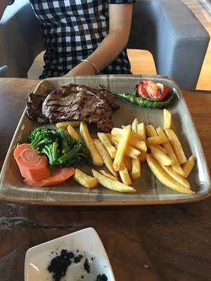 Simas Terrace Cafe & Restaurant