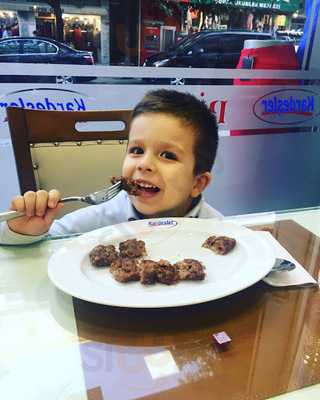 Kardeşler Köfte Ve Yemek Salonu
