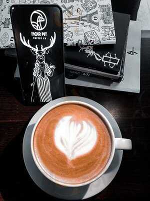 Noir Pit Coffe Co. Moda