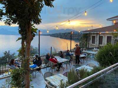 Castle Cafe And Bistro