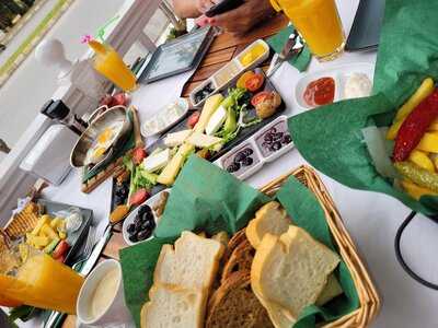 Via Restaurant Cafe & Bar