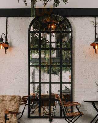 Mandjie Gastro Bar & Restaurant