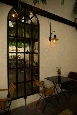 Mandjie Gastro Bar & Restaurant