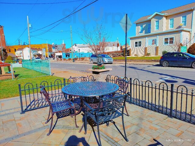 White Tree Cafe & Coffeehouse