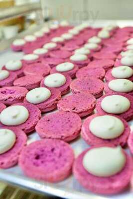 Le Macaron French Pastries - The Avenue
