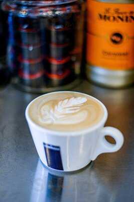 Le Macaron French Pastries - The Avenue