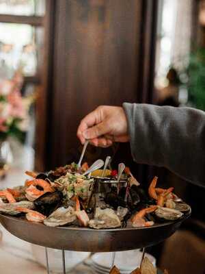 Hank's Low Country Seafood & Raw Bar