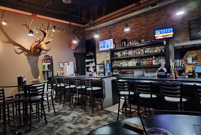 Holly's Pub & Grill