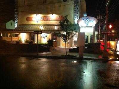 Dogtooth Bar & Grill