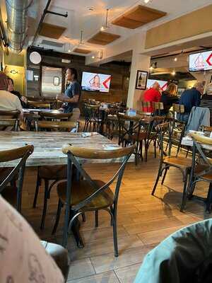 Dogtooth Bar & Grill