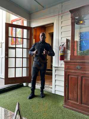 Henry's Bar And Restaurant