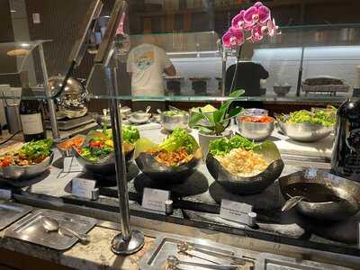 100 Sails Restaurant & Bar