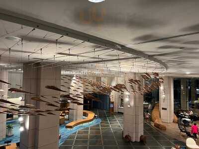 100 Sails Restaurant & Bar