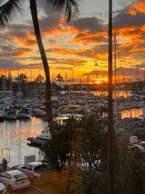 100 Sails Restaurant & Bar