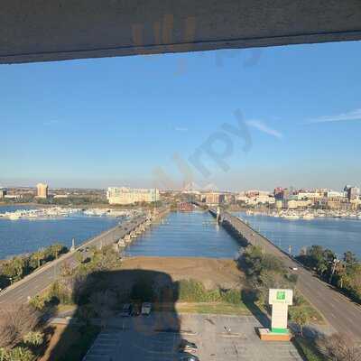 Harborview Restaurant & Lounge