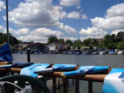 Schooner's Riverside Pub