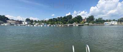 Schooner's Riverside Pub