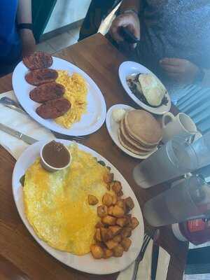 Eggs 'n Things - Waikiki Beach Eggspress