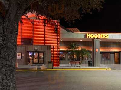 Hooters