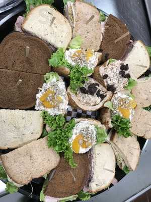 Lorraine's Lunch Basket