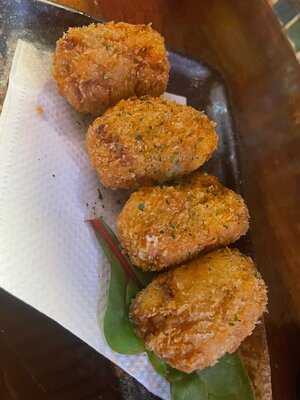 Izakaya  Pau Hana Base