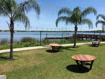 Grills Lakeside Seafood Deck & Tiki Bar