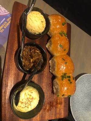 Ale & Compass Lounge