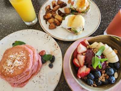 Queen's Surf Cafe And Lanai