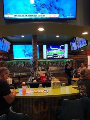 Island Wing Company Bar & Grill - Hunters Creek