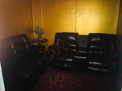 Royal Castle Lounge & Grill