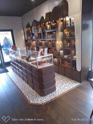 The Golden Pod - Restaurant & Bar