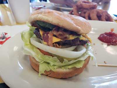 Cue's Burgers And More