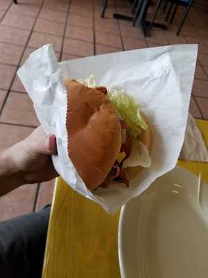 Cue's Burgers And More