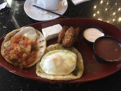 Los Pipiles Restaurant