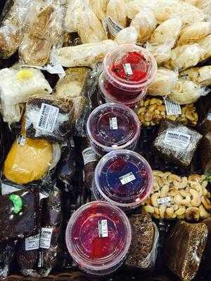 Dinora's Bakery Y Pupuseria