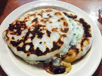 Dinora's Bakery Y Pupuseria