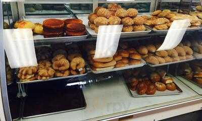 Dinora's Bakery Y Pupuseria
