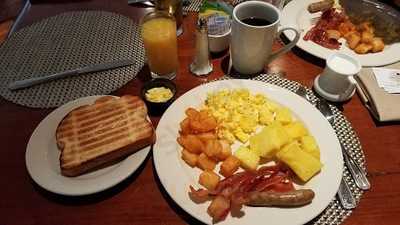 Trofi Restaurant Inside Doubletree