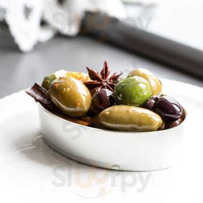 Alice's Cafe And Lounge