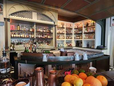 Alice's Cafe And Lounge