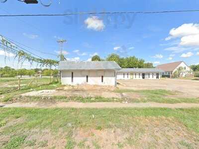 Cal's Bar B Q And More