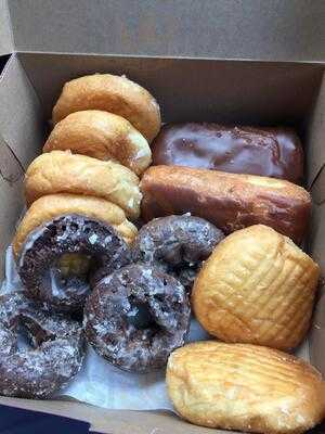 Thomas Donut & Snack Shop