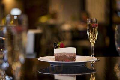 10 Below Restaurant & Lounge