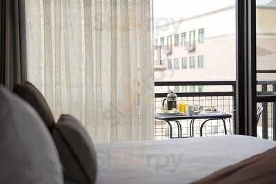 10 Below Restaurant & Lounge