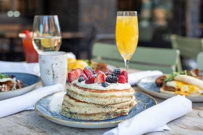 10 Below Restaurant & Lounge