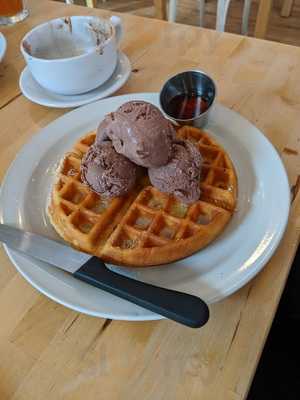 Commonwealth On Queen