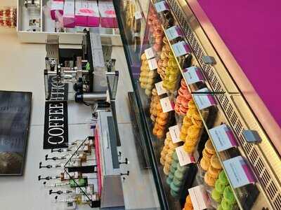 Le Macaron French Pastries