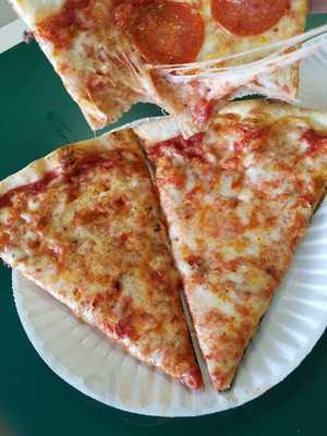 Vinny And Thoze Guyz Pizzeria