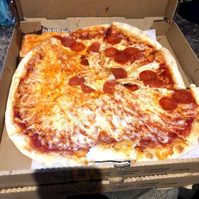 Vinny And Thoze Guyz Pizzeria